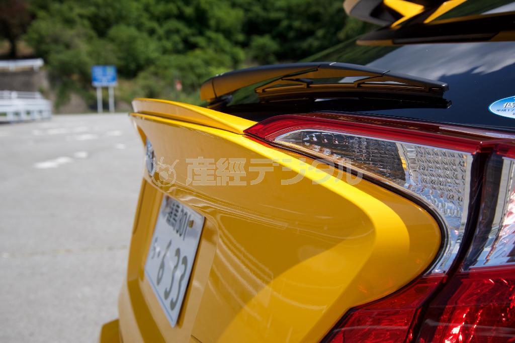 リアハッチ後端は明らかにスポーツカーの造形だ。トヨタ・Ｃ－ＨＲ