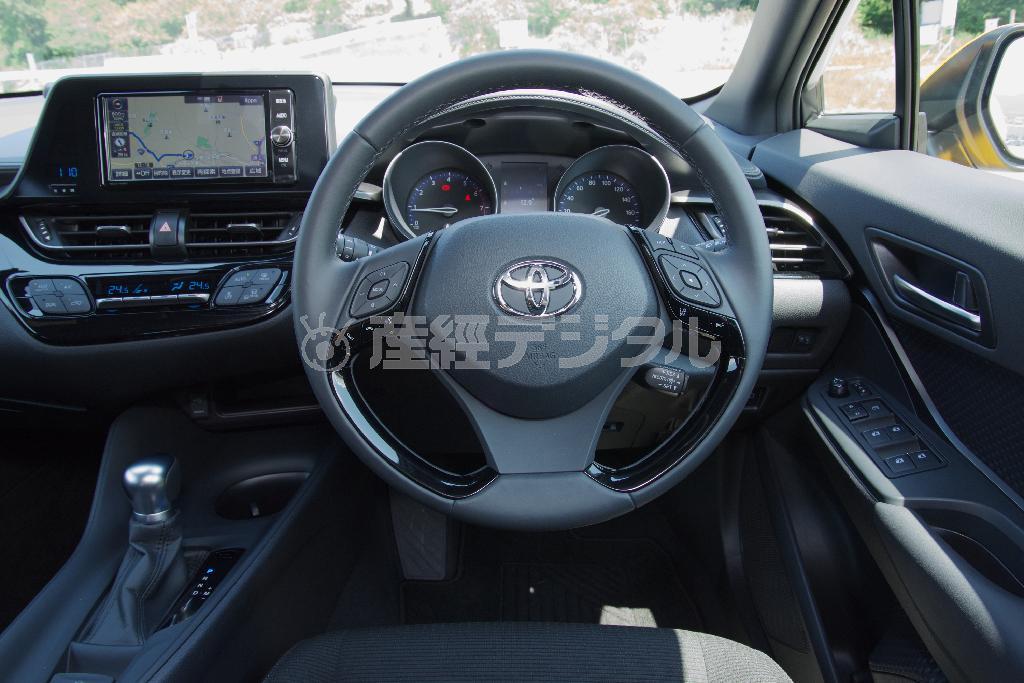 廉価グレードながらハンドルは革巻き。ナビ画面はプリウス同様、最上部に配置。トヨタ・Ｃ－ＨＲ