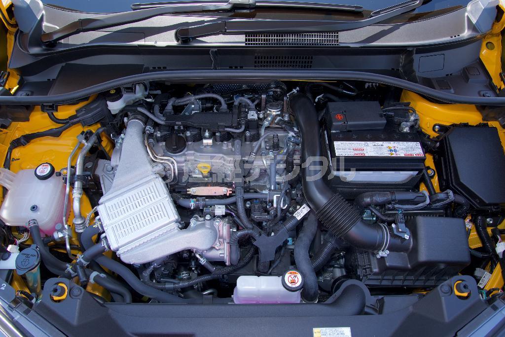 コンパクトな１．２リッター直噴のターボ付きエンジン。１．８リッターのハイブリッドシステム搭載を前提にしたエンジンルームは隙間多め。トヨタ・Ｃ－ＨＲ