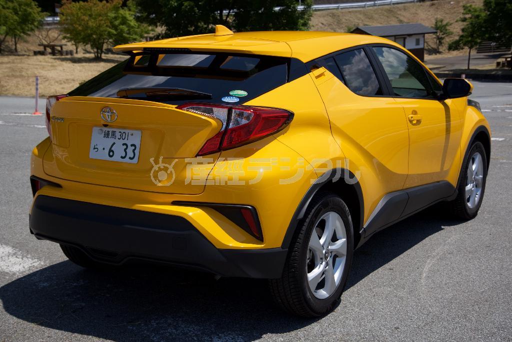 このアングルからはボディーサイドの抑揚がよくわかる。トヨタ・Ｃ－ＨＲ