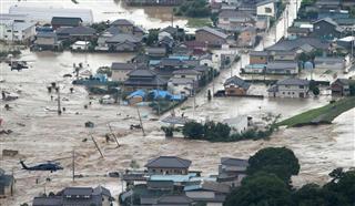 東日本豪雨で鬼怒川の堤防が決壊し、住宅に濁流が流れ込んだ＝平成２７年９月、茨城県常総市
