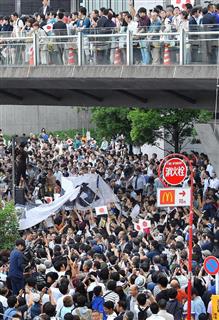 選挙戦最終日、多くの有権者が候補や応援弁士の訴えに耳を傾けた＝１日午後、東京都千代田区（納冨康撮影）