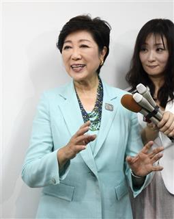 都議選での大勝から一夜明け、記者の質問に笑顔で答える小池百合子都知事＝３日午前、東京・西新宿