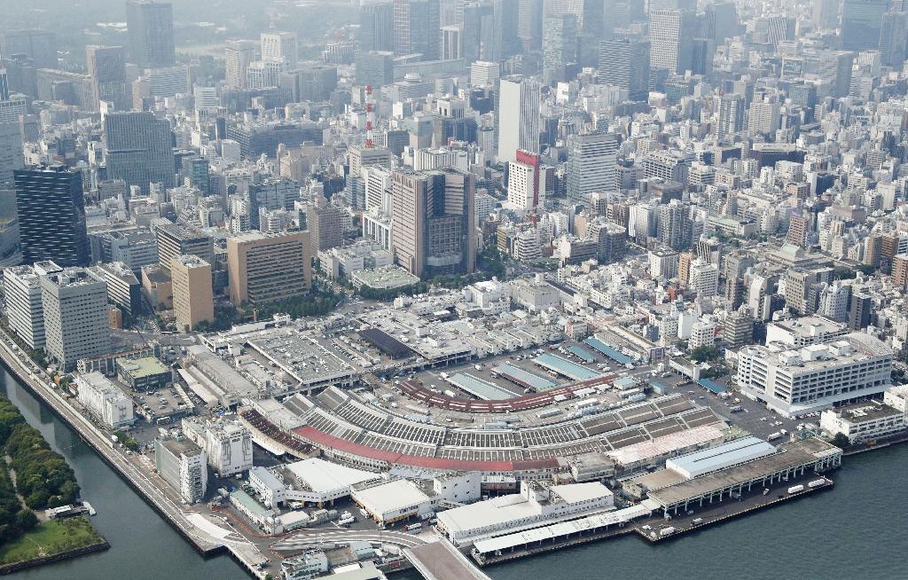 東京都中央区の築地市場（手前）と周辺（共同通信社ヘリから）