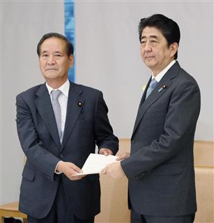 日欧ＥＰＡに関する自民党対策本部長の西川元農相（左）から申し入れを受ける安倍首相＝４日午後、首相官邸