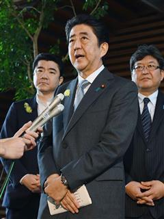 北朝鮮の弾道ミサイル発射について記者団の取材に応じる安倍首相＝４日午前、首相官邸