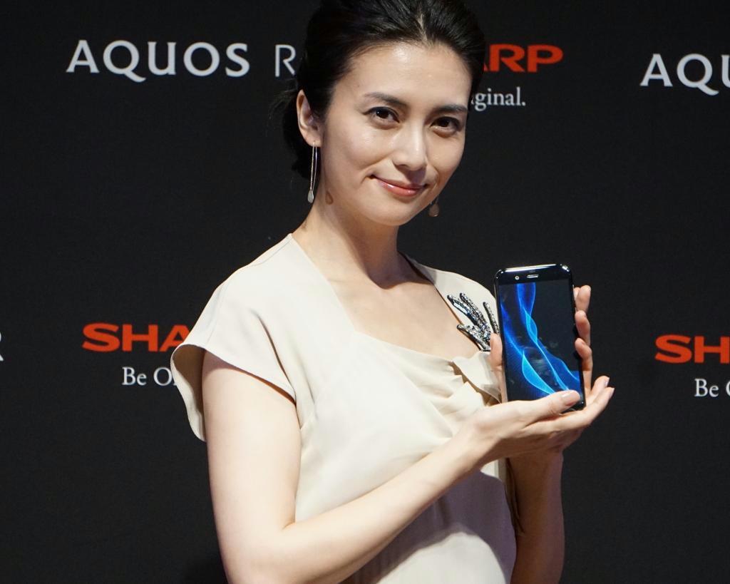 シャープ「ＡＱＵＯＳＲ」ＣＭ発表会で製品をアピールする柴咲コウさん＝４日、東京都港区