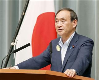 記者会見する菅官房長官＝５日夜、首相官邸