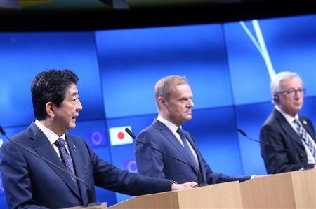 協議後に共同で記者会見をする（左から）安倍晋三首相、ドナルド・トゥスクＥＵ大統領、ジャン＝クロード・ユンケル欧州委員会委員長＝６日、ブリュッセル（ＡＰ）