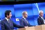 協議後に共同で記者会見をする（左から）安倍晋三首相、ドナルド・トゥスクＥＵ大統領、ジャン＝クロード・ユンケル欧州委員会委員長＝６日、ブリュッセル（ＡＰ）