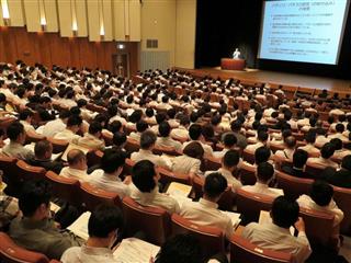 近畿２府４県のパチンコホール関係者ら約５００人が参加した