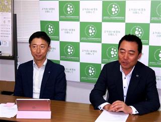 会見に臨む東野代表理事（右）と金光副代表理事