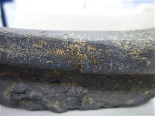 駿府城跡から昨年１２月に出土し、７日に一般公開が始まった「金箔瓦」（静岡市提供）