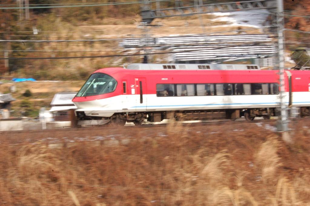 冬枯れの堤を走る伊勢志摩ライナー＝奈良県宇陀市（三本松－室生口大野）