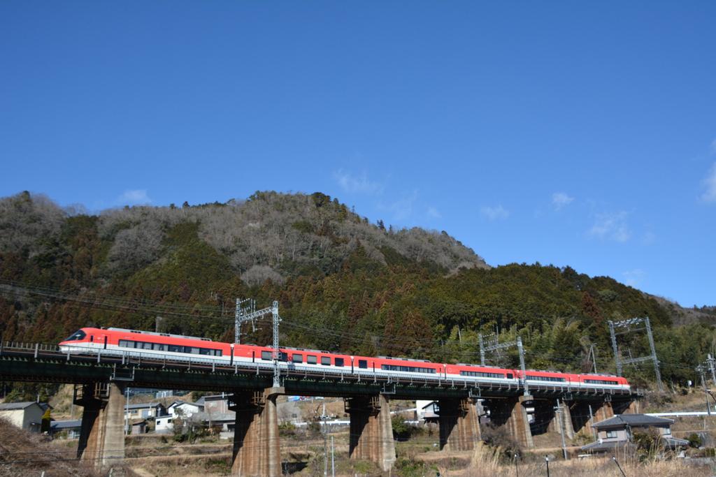 よく晴れた冬の朝、赤い特急が鉄橋を渡る＝奈良県宇陀市（三本松－室生口大野）