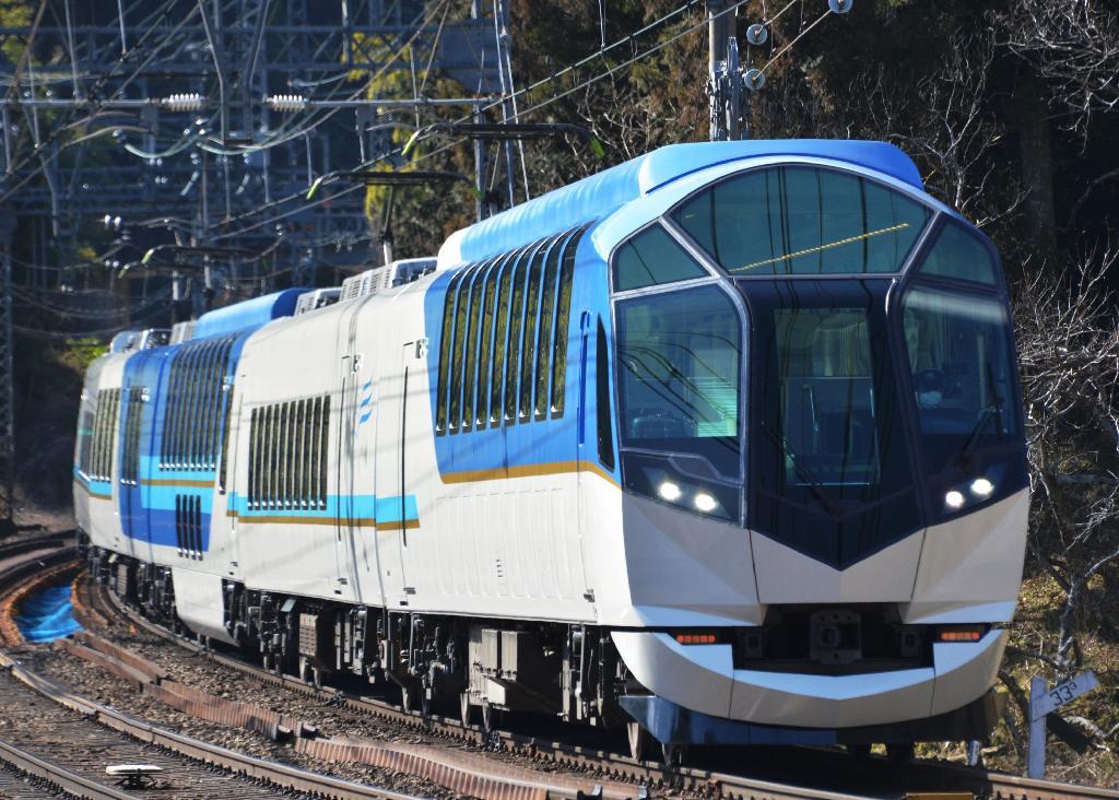 下りカーブを超えて直線に入る撮影の名ポイント＝奈良県宇陀市（三本松－室生口大野）