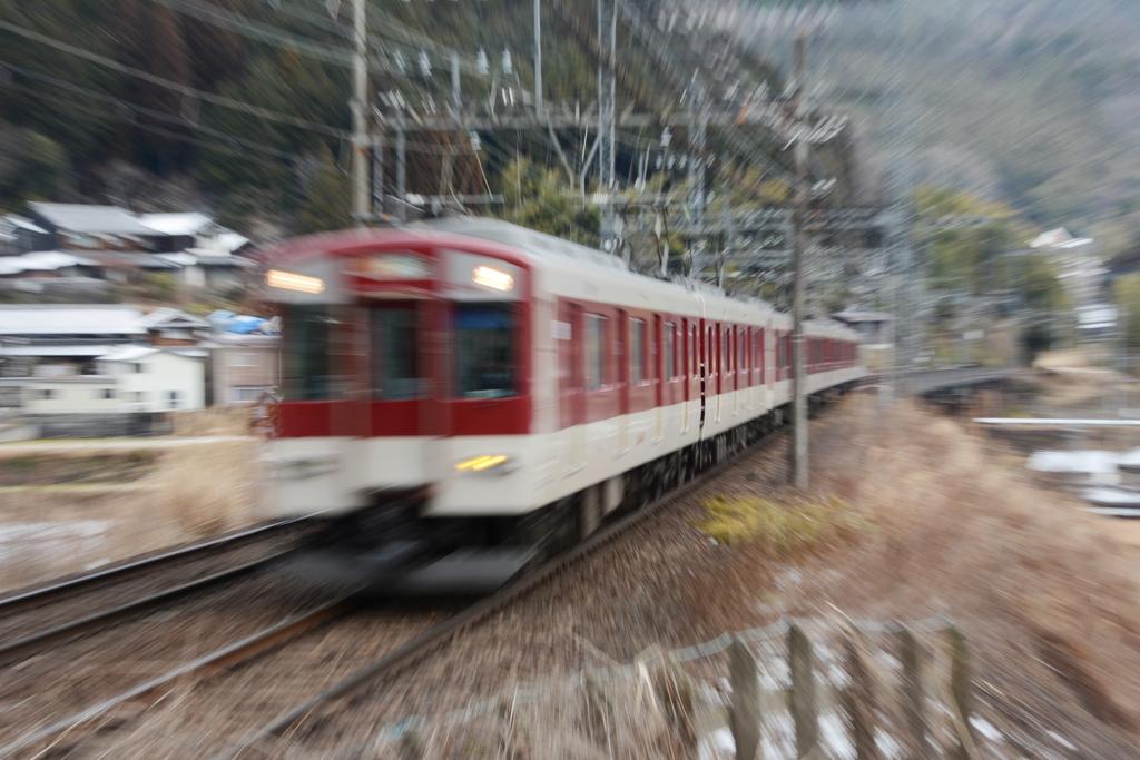 露光間ズームで撮影した近鉄電車＝奈良県宇陀市（三本松－室生口大野）