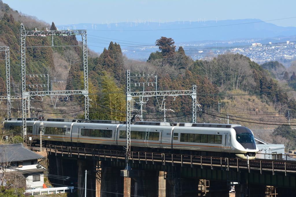 名張の市街地を見晴るかす撮り鉄の名ポイント＝奈良県宇陀市（三本松－室生口大野）