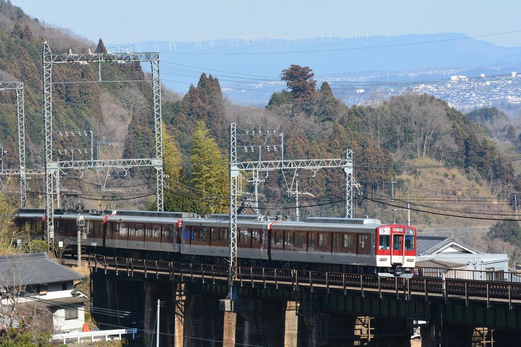 名張の市街地を見晴るかす撮り鉄の名ポイント＝奈良県宇陀市（三本松－室生口大野）