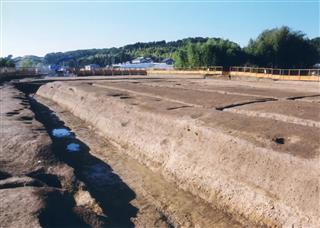 天浜線岩水駅北域の発掘調査で見つかった大規模な館跡。堀跡は２００メートルに及ぶ浜松市浜北区