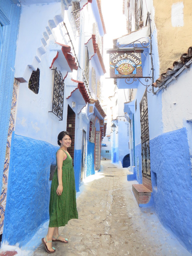 吉川さん。モロッコの「青の街」で知られるシャウエンで