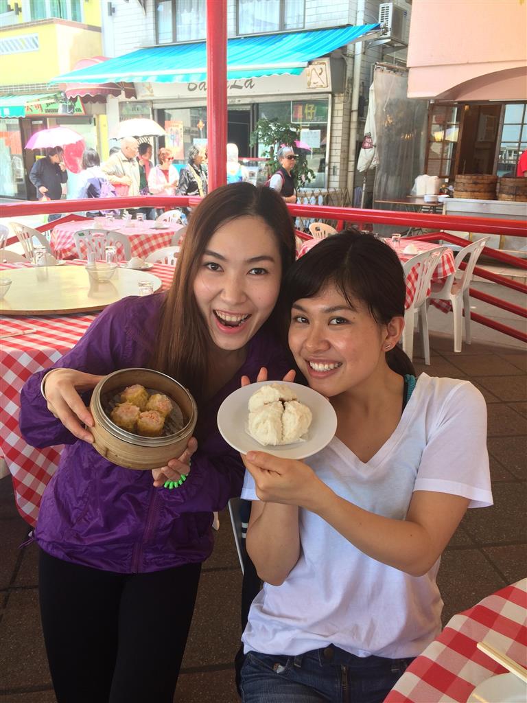 香港人の同期と食べ歩きする吉川さん