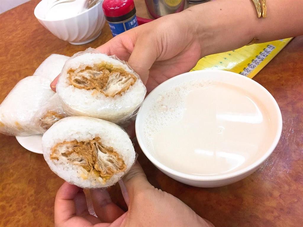 上海香港麺家のおにぎりと豆乳