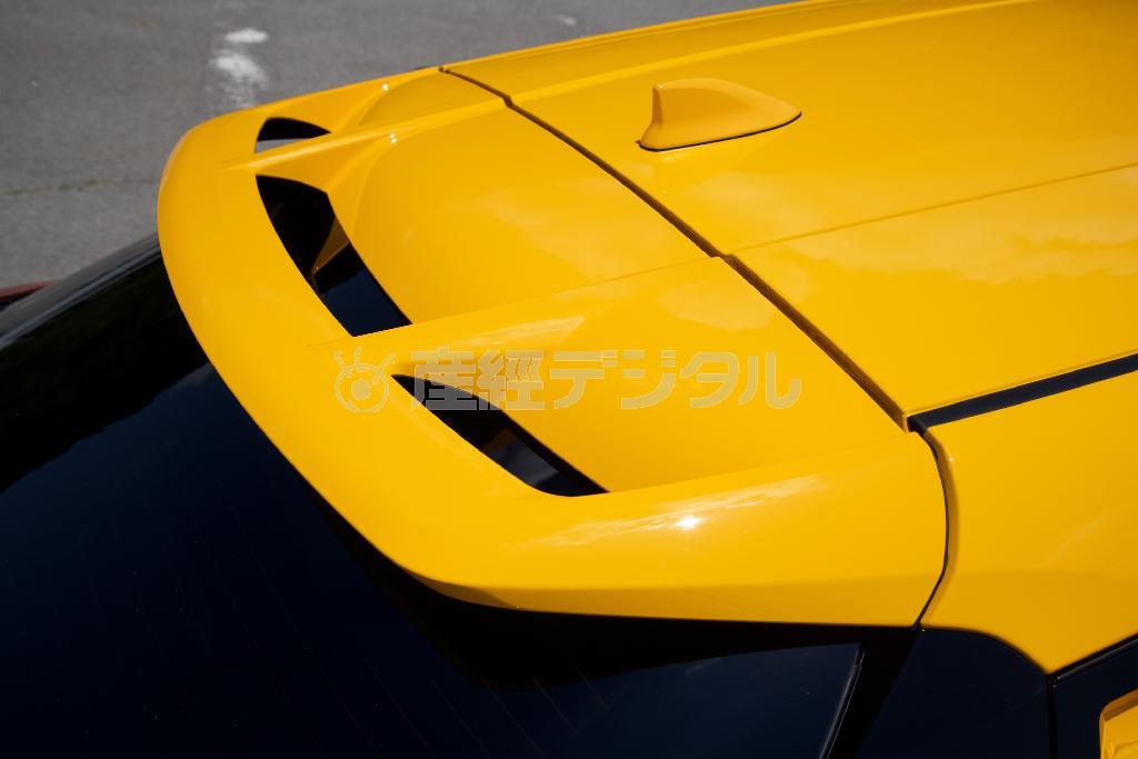 上から見たルーフスポイラー。トヨタ・Ｃ－ＨＲ