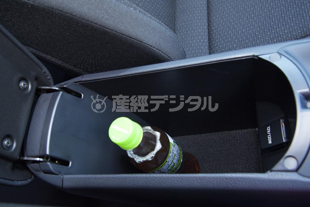 ペットボトルが縦に２本入るセンターコンソールボックス。サービスソケットも装備。トヨタ・Ｃ－ＨＲ