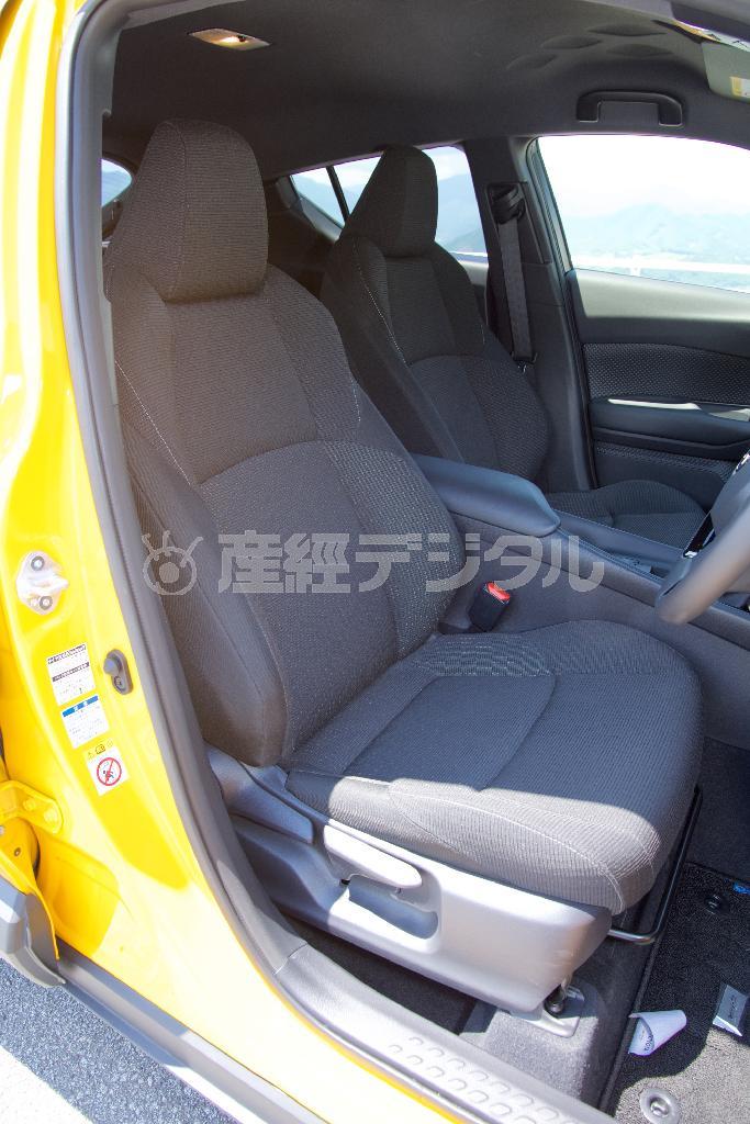 欧米人の体格を考慮したと思われる大ぶりなシート。肩までしっかりサポート。トヨタ・Ｃ－ＨＲ