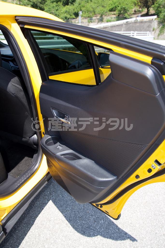 後席ドア。窓は全開するのが救いだが、やはり小さい。トヨタ・Ｃ－ＨＲ