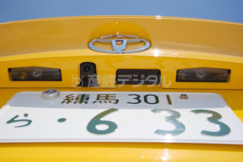 「練」の上がリアカメラ、「３０１」の上がリアハッチのオープンボタン。トヨタ・Ｃ－ＨＲ