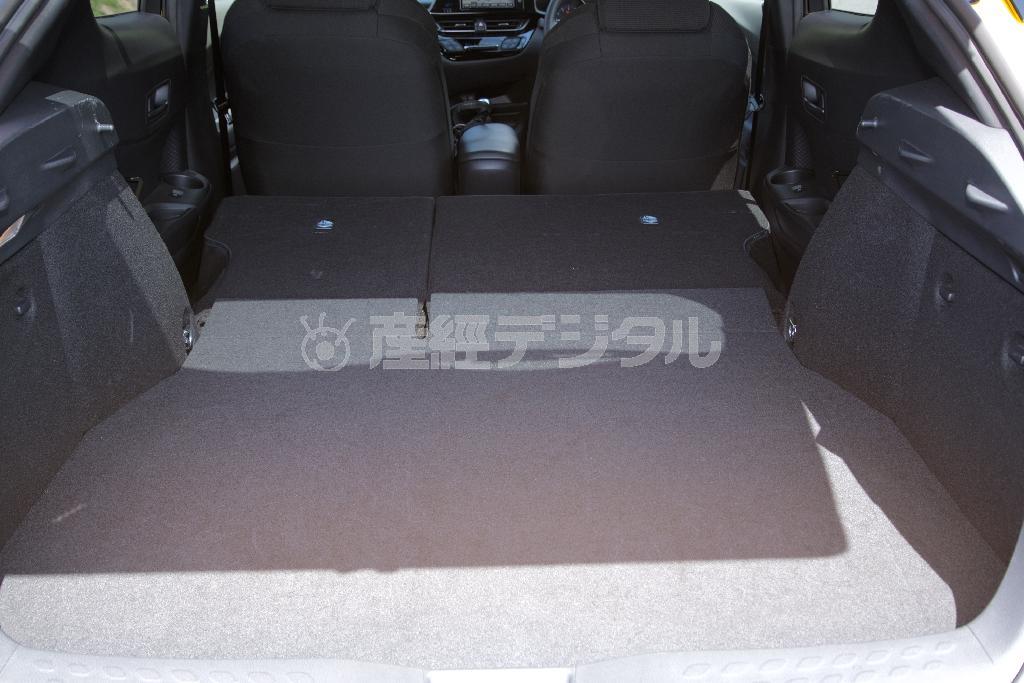 背もたれを倒すだけでフルフラットになるのはうれしい。トヨタ・Ｃ－ＨＲ