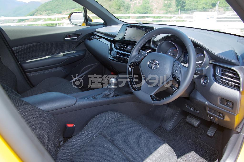 前席は天井が高く、横幅もたっぷり。トヨタ・Ｃ－ＨＲ