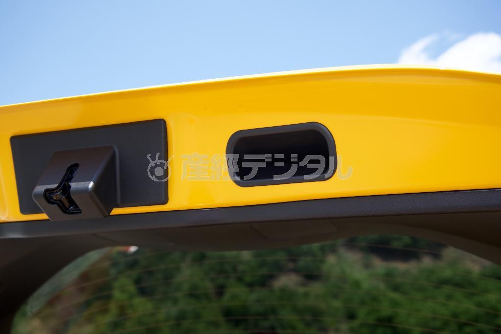 リアハッチを閉めるためのハンドルは右側のみ。トヨタ・Ｃ－ＨＲ