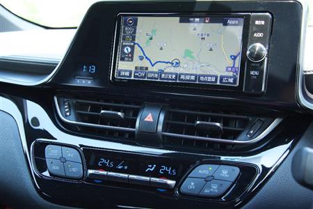 ドライバーの方へ傾けられたインパネ中央部。はめ込み式ナビには選ぶ自由がある反面、時代遅れ感も。ベゼルも無駄に大きい。トヨタ・Ｃ－ＨＲ
