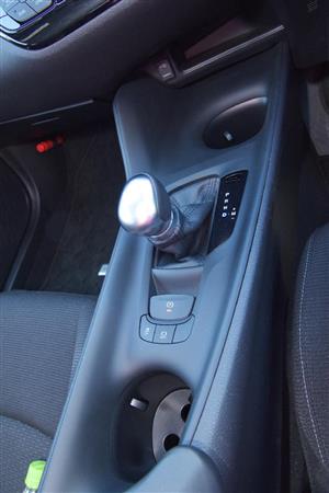 オートホールド機能付き電磁式パーキングブレーキ装備！「やっとか」とも思うが、このクラスで標準装備はエラい。トヨタ・Ｃ－ＨＲ