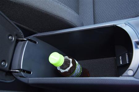 ペットボトルが縦に２本入るセンターコンソールボックス。サービスソケットも装備。トヨタ・Ｃ－ＨＲ