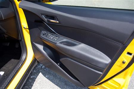 前席ドア内張。肘掛け部分は合皮張り、他は硬質樹脂だが、凹凸の模様がついたパネルがアクセントとなっていて安っぽさはない。のトヨタ・Ｃ－ＨＲ