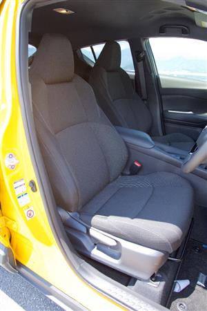 欧米人の体格を考慮したと思われる大ぶりなシート。肩までしっかりサポート。トヨタ・Ｃ－ＨＲ
