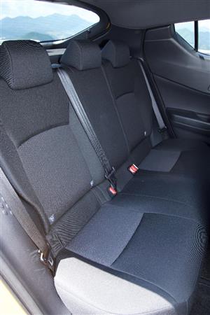 後席は背もたれの高さ、角度はＧｏｏｄ。しかし座面が短く、床との落差が足りないためヒザが浮いて、あまり落ち着かない座り心地。トヨタ・Ｃ－ＨＲ