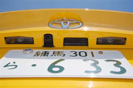 「練」の上がリアカメラ、「３０１」の上がリアハッチのオープンボタン。トヨタ・Ｃ－ＨＲ