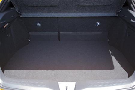 凹凸は少ないが、開口部も敷居も高く、重い荷物の積み卸しには難あり。トヨタ・Ｃ－ＨＲ