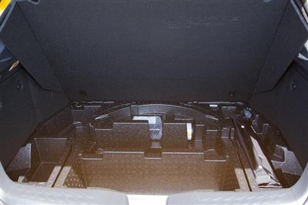 床下収納は意外にキャパシティがある。左右壁面に床板のストッパーがあるのも気が利いている。トヨタ・Ｃ－ＨＲ