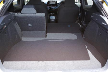 後席は左４：右６の分割可倒式。トヨタ・Ｃ－ＨＲ