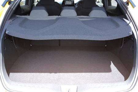 トノカバーを伏せた状態。カバー上にほとんどスペースがないことがわかる。トヨタ・Ｃ－ＨＲ