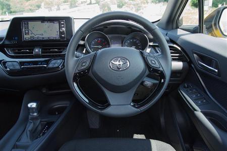 廉価グレードながらハンドルは革巻き。ナビ画面はプリウス同様、最上部に配置。トヨタ・Ｃ－ＨＲ
