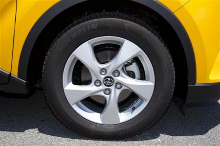 タイヤサイズは前後とも２１５／６０Ｒ１７。装着タイヤはミシュランのコンフォート系。トヨタ・Ｃ－ＨＲ