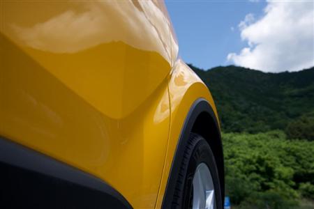 同じく下から。空の青、山の緑に、ボディーの黄色がよく映える。トヨタ・Ｃ－ＨＲ