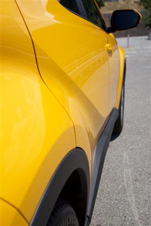 えぐれその２。ドアパネルから後部フェンダーに蹴り上がる。トヨタ・Ｃ－ＨＲ